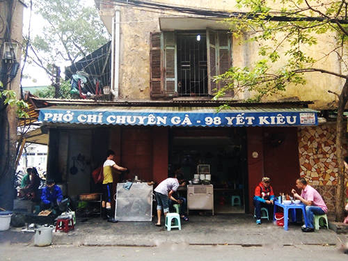Thương hiệu phở gà ngon Hà Nội gia truyền ba đời tại ngã tư Yết Kiêu