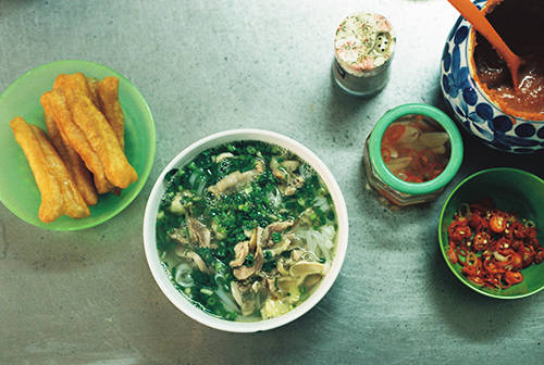 Bát phở gà ngon Hà Nội đậm đà nước dùng thanh ngọt tự nhiên