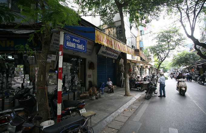 Hàng Thiếc là một phố nhỏ trong khu trung tâm Hà Nội. Qua thời gian, xã hội có nhiều đổi thay, Hàng Thiếc vẫn là một trong ít phố vẫn giữ được nghề truyền thống.