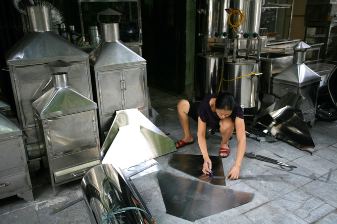 Trong không gian sản xuất chật hẹp, nhưng những người thợ vẫn miệt mài làm việc.