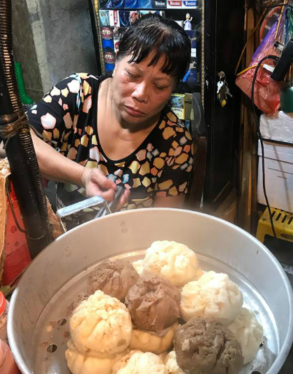 Hàng bánh bao bán cả ngày, phục vụ nhiều khách nước ngoài.