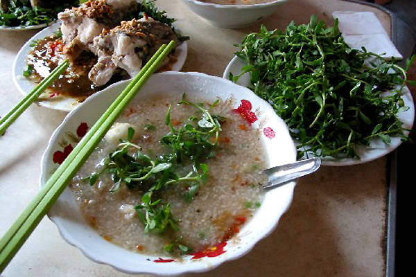 Cháo cá lóc rau đắng ăn vừa vị, có tác dụng giải nhiệt tốt.