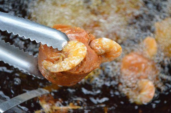 Bánh cống giờ nhiều nơi ở miền Nam có, nhưng mọi người đến Cần Thơ vẫn tìm ăn món này. Ảnh: Đoàn Xuân