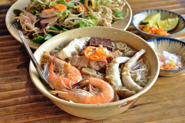 Bún nước lèo là món ăn gắn tên tuổi với Sóc Trăng.