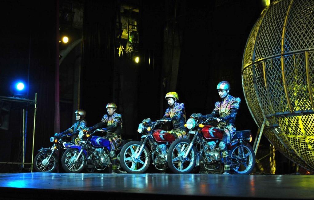 Tiết mục xiếc tại show Hành trình đến xứ sở thần tiên