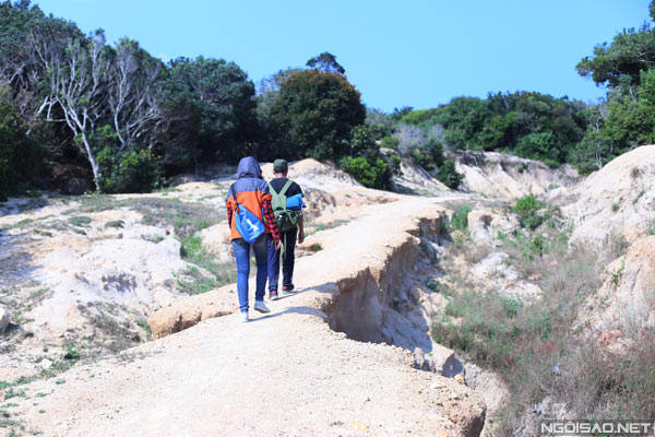 Trekking băng rừng leo dốc đá