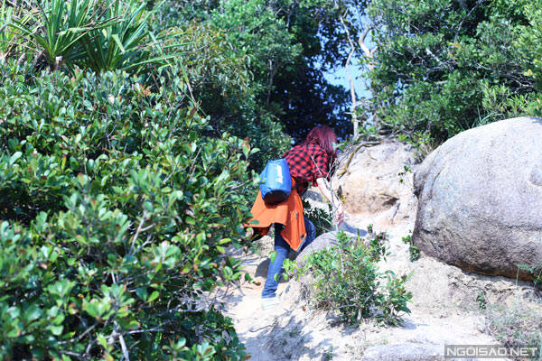Quãng đường trekking là cả một hành trình lên dốc - xuống dốc suốt 3 giờ. Khu vực bằng phẳng duy nhất là bãi Cổ Ống, chiếm độ dài không đáng kể so với cả chuyến đi.
