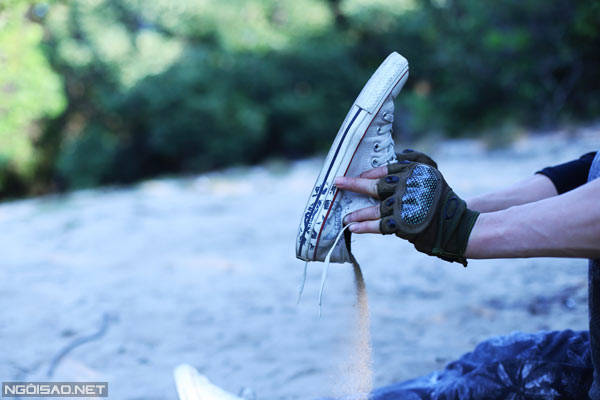 Khi trekking, cát tuy không nhiều như ở đoạn Đầm Môn nhưng cũng đủ khiến bước chân bạn thêm nặng nề.