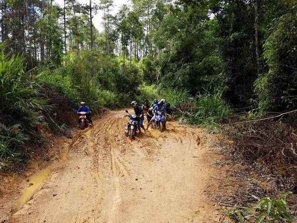 Phượt thác Phi Liêng phải vượt qua những vũng sình lầy khó khăn
