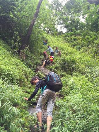 Đoạn cuối xuống chân thác Phi Liêng đầy nguy hiểm