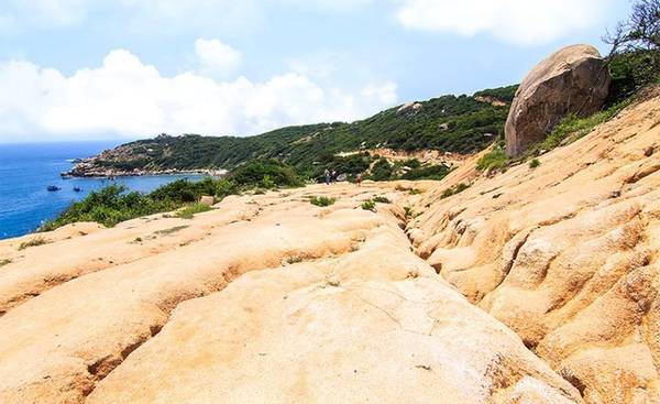 Địa hình đa dạng thử thách sức bền khi trekking chinh phục cực Đông