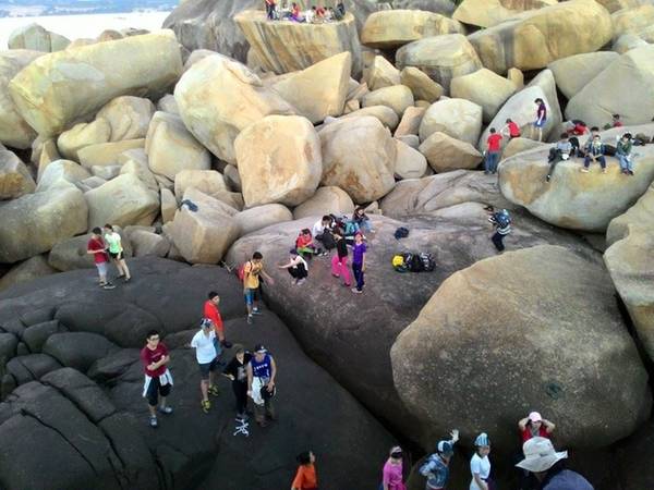 Luồn lách qua các ghềnh đá lúc rạng sáng để chinh phục cực Đông kịp lúc bình minh