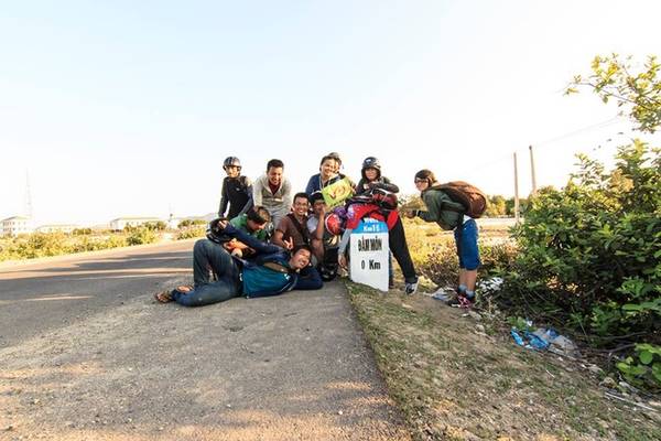 Nằm ở bán đảo Hòn Gốm (huyện Vạn Ninh, tỉnh Khánh Hòa) cực Đông là nơi “đón ánh bình mình đầu tiên trên đất liền”. Dù điểm đến không còn xa lạ với phượt thủ, nhưng hành trình mang nhiều dấu ấn mà ai từng đặt chân tới đều không thể nào quên.