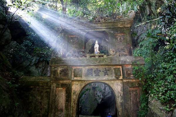 Chùa trên đỉnh Ngũ Hành Sơn khi du lịch Huế Đà Nẵng Hội An