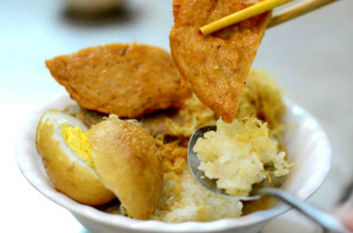 Một suất xôi chả cua Hà Nội đầy đủ các thức ăn kèm