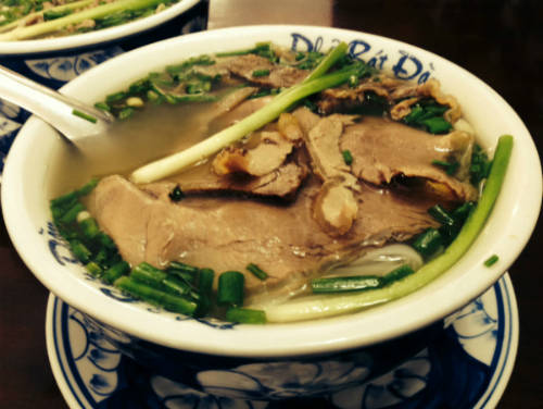 Tô phở bò Hà Nội mùa đông nóng hổi giúp ấm cơ thể
