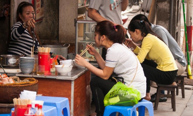 Kinh nghiệm du lịch Hà Nội ăn uống vỉa hè phố cổ