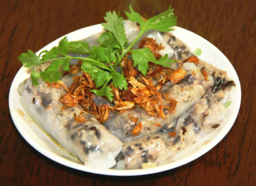 Bánh cuốn nóng Hà Nội mùa đông với chả thịt viên