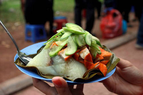 Giá cho một đĩa bánh nhiều đồ ăn đi kèm khoảng 25.000 - 30.000 đồng
