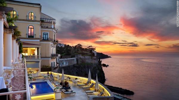 Vịnh Naples nhìn từ ban công khách sạn Bellevue Syrene
