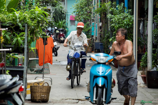 Tiếng rao của những gánh hàng rong, xe bánh mì là nét đặc trưng không thể thiếu của hẻm Hào Sĩ Phường