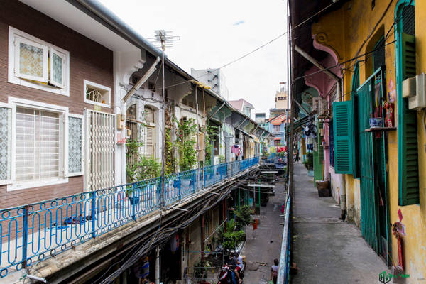 Hẻm Hào Sĩ Phường được chia thành hai khu vực riêng biệt, dãy nhà dưới đất và nhà trên lầu 1