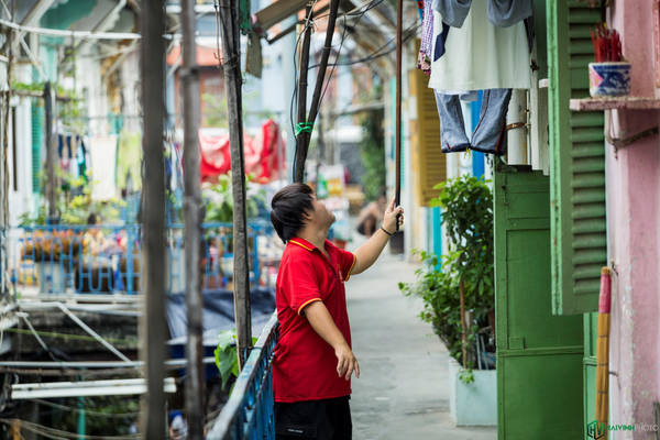 Người dân trong hẻm tận dụng những khoảng không phía trước nhà để phơi đồ. Người dân trong hẻm rất ý thức và tôn trọng không gian của nhau.
