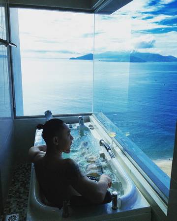 Phòng tắm hiện đại view biển tại khách sạn Havana Nha Trang