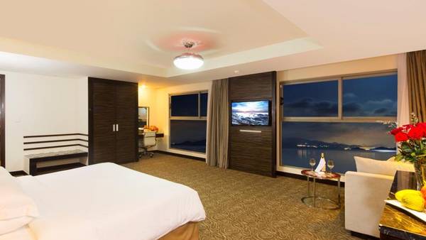 Hồ bơi vô cực view biển tuyệt đẹp tại khách sạn Havana Nha Trang