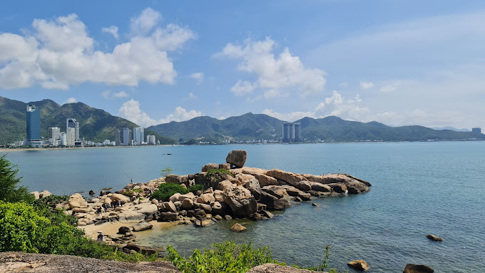 Kỳ quan đá xếp chồng độc đáo tại Hòn Chồng Nha Trang