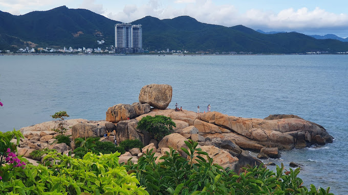 Điểm ngắm hoàng hôn tuyệt đẹp trên bãi đá Hòn Chồng