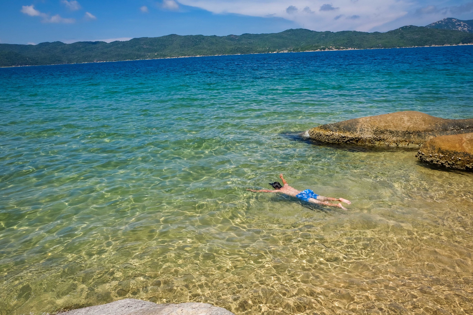 Trải nghiệm bơi lội tắm biển tại Hòn Lớn Nha Trang