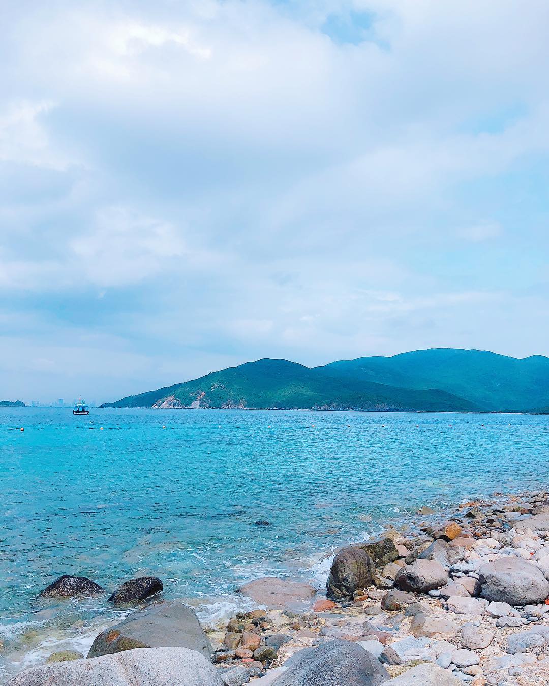 Du khách thư giãn trên tàu đáy kính tại đảo Hòn Mun Nha Trang