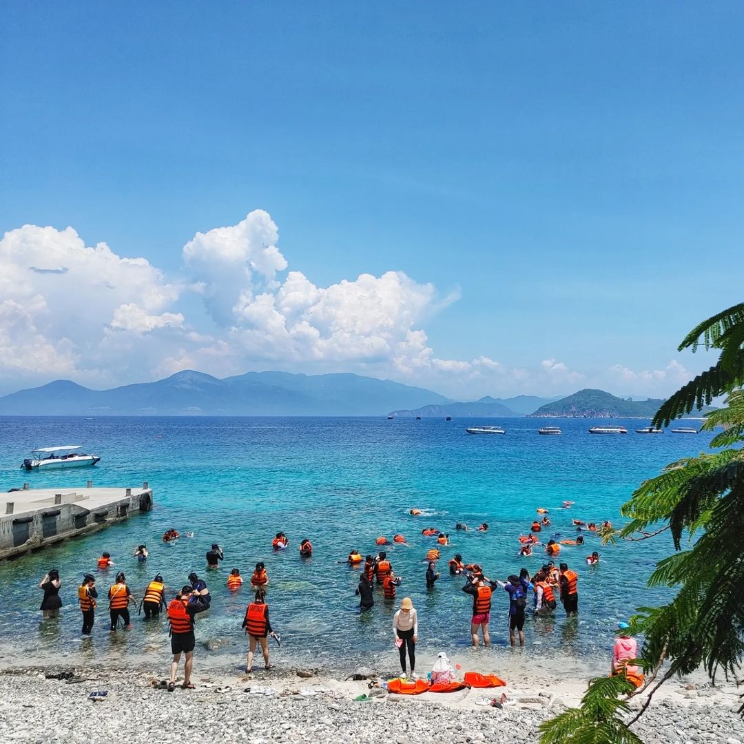 Vẻ đẹp trong vắt của đảo Hòn Mun khi du lịch Nha Trang
