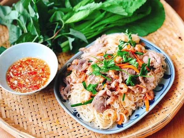 Hủ tiếu xào tôm thịt hấp dẫn