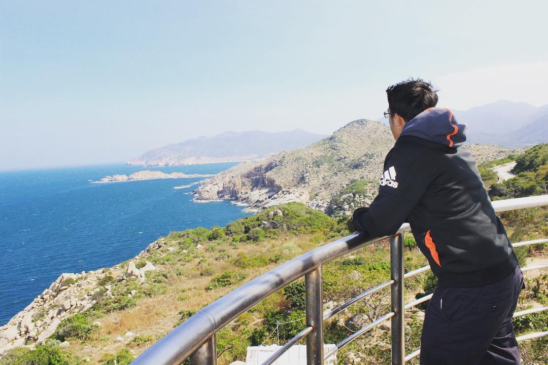 Ngắm biển Cam Ranh từ ngọn hải đăng Hòn Chút