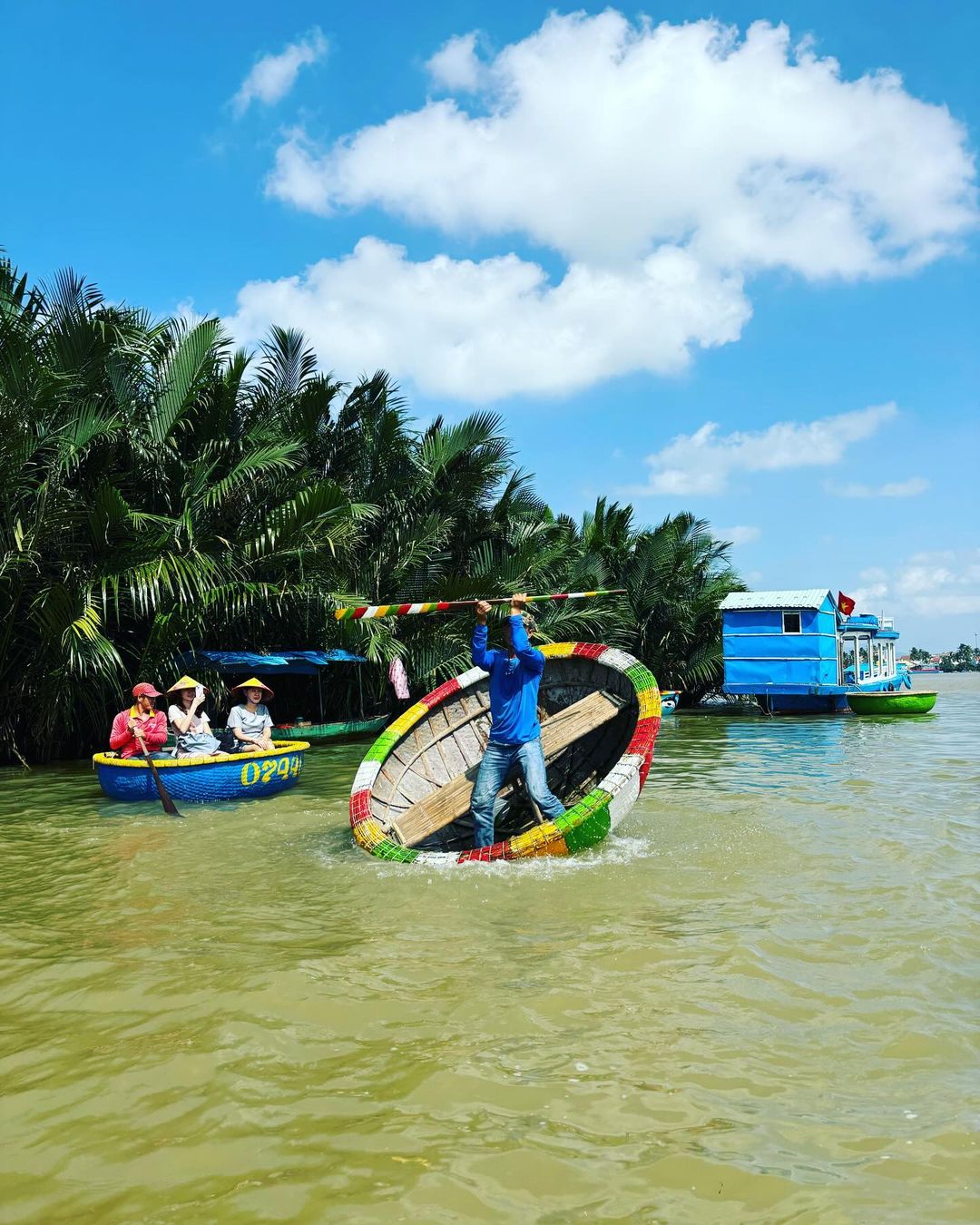 Múa thúng đặc sắc ở rừng dừa Bảy Mẫu.