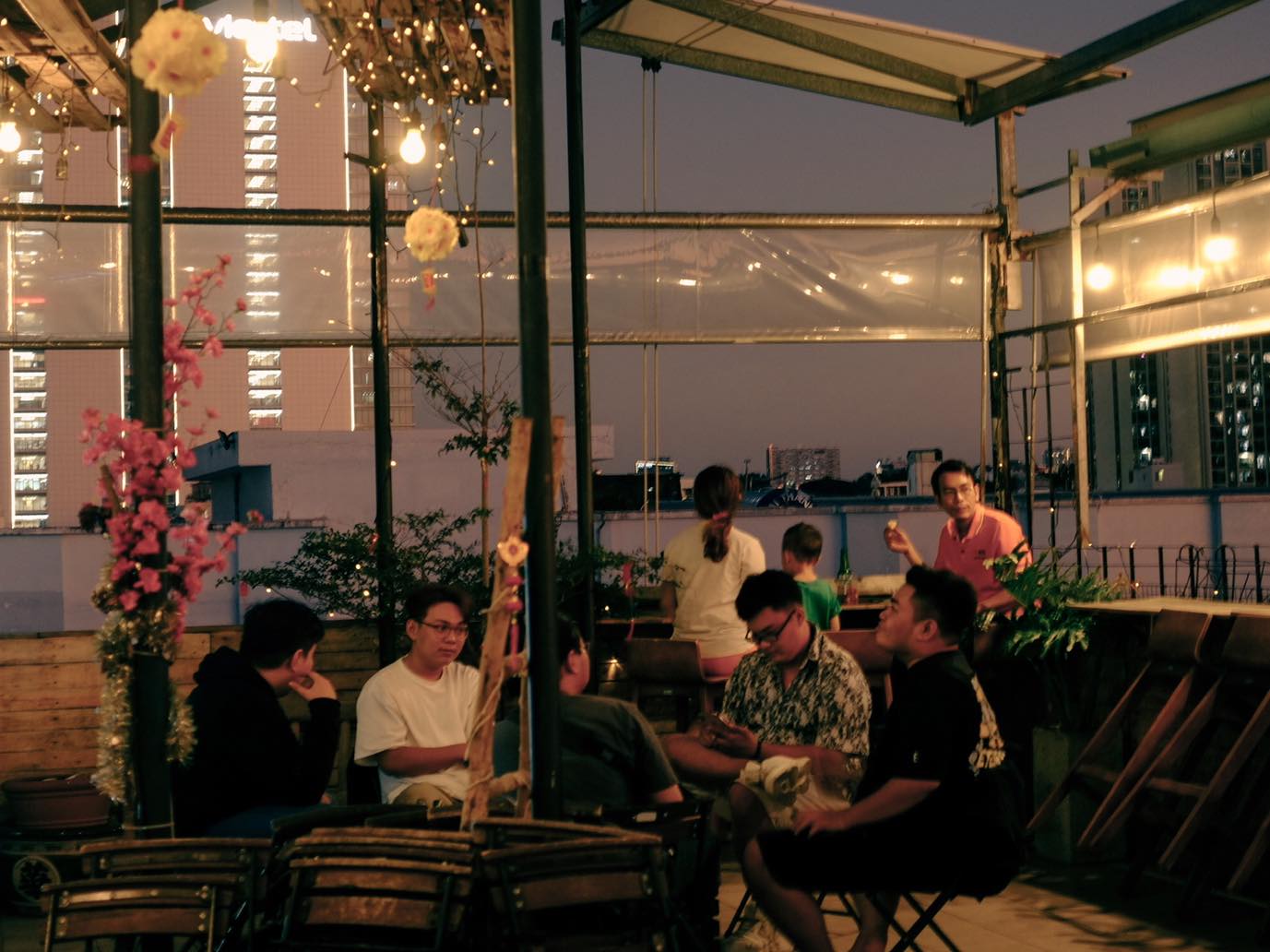 Không gian ngắm hoàng hôn quán rooftop Sài Gòn Hừng Hoa