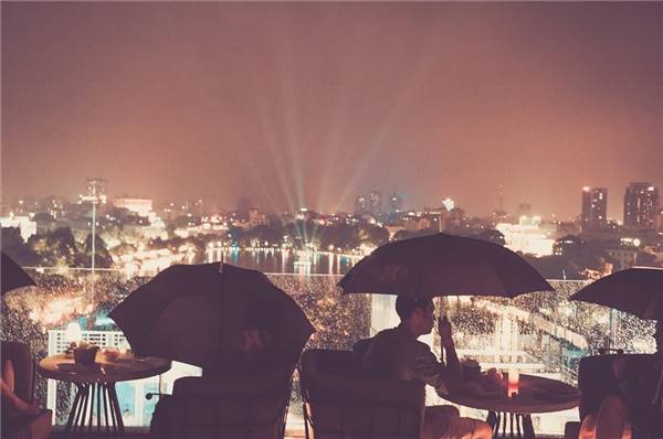 Không gian lãng mạn tại nhà hàng hẹn hò Hà Nội Skyline HaNoi
