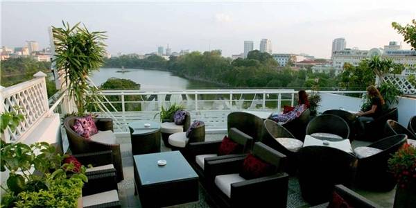 Không gian ngoài trời thoáng đãng tại Avalon Cafe & Lounge