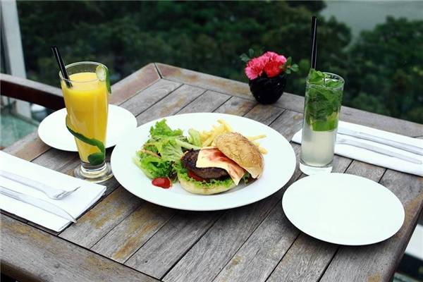 Không gian lãng mạn buổi tối tại Avalon Cafe