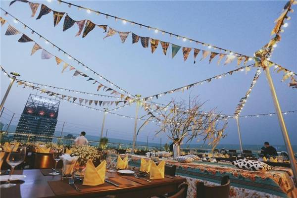 Không gian rooftop ngoài trời siêu rộng tại Trill Rooftop Cafe