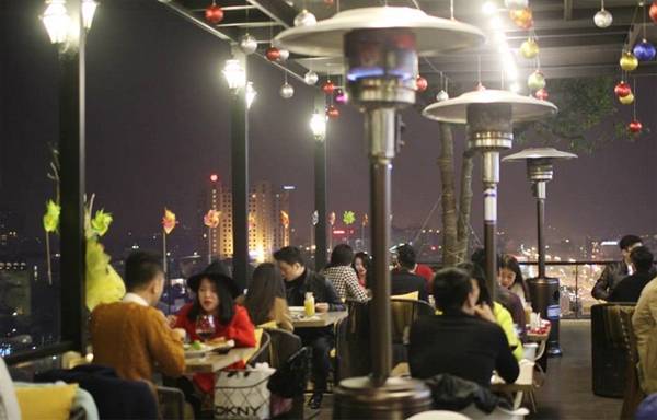 Góc bàn tiệc lãng mạn cho cặp đôi tại 6 Degrees