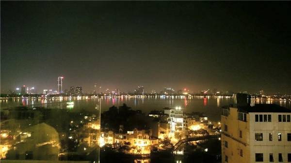 Toàn cảnh thành phố lung linh ánh đèn nhìn từ 6 Degrees