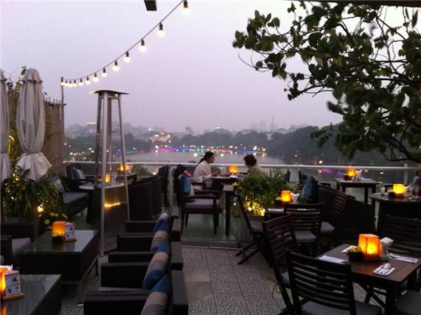 Thiết kế nội thất ấm cúng bên trong Avalon Cafe