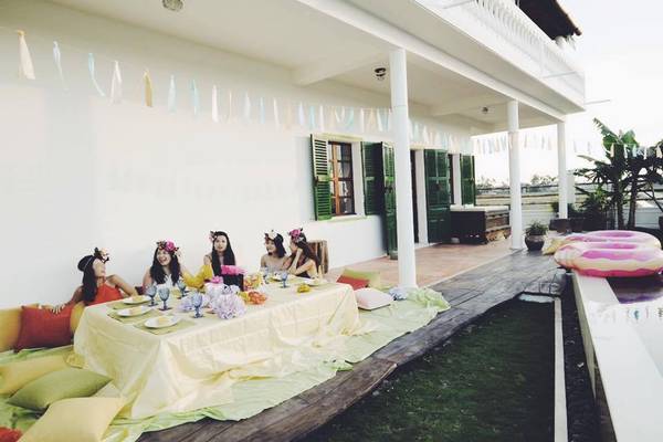 Tọa lạc tại làng An Mỹ, phường Cẩm Châu của Hội An, Heron House không có địa chỉ cụ thể, muốn được đến đây bạn có thể liên hệ trực tiếp với chính homestay và nhờ lái xe của họ chở tới luôn. Còn nếu muốn tự mình được "lạc lối" thì có thể từ phố cổ đi theo đường Cửa Đại ra hướng biển, tới ngã tư giao Lê Thánh Tông thì rẽ trái, đi thêm 500m. Khi nào thấy Lúa Vàng villa bên tay phải và cây cầu vàng trắng bên tay trái, rẽ vào con đường nhỏ nhỏ bên tay phải, đi thẳng tiếp thì sẽ thấy Heron House.