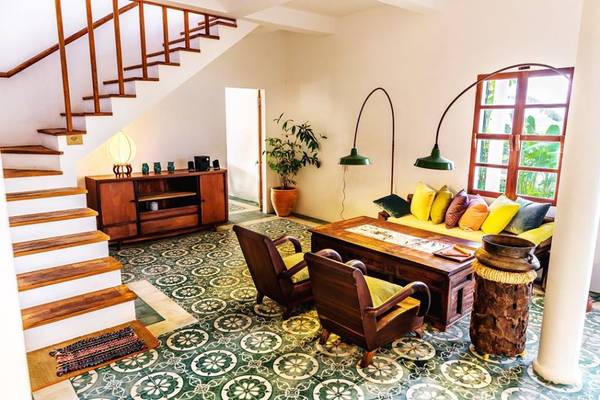 Khu homestay này được thiết kế theo phong cách kiến trúc Việt Nam truyền thống, từ nền gạch hoa cho tới những chiếc ghế gỗ tựa lưng.
