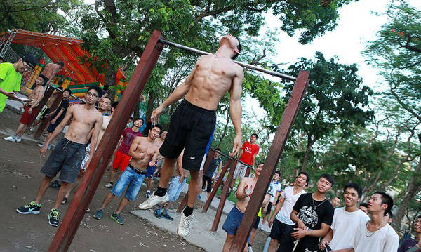 Động tác giữ người nằm ngang đầy ấn tượng tại Hà Nội