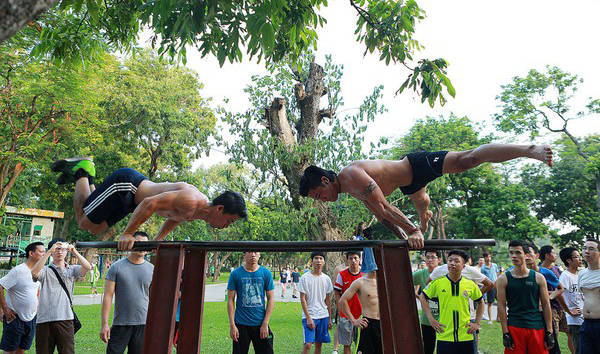 Các bạn trẻ tập luyện Street Workout tại Hà Nội
