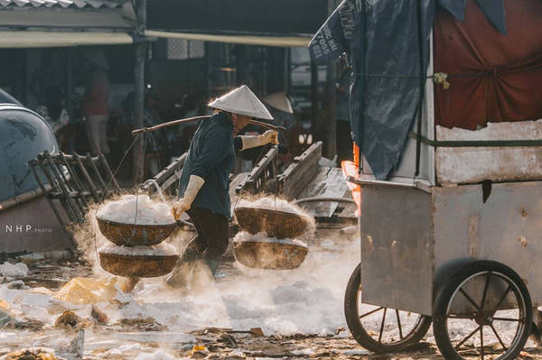 Đá bào giữ tươi hải sản tại cảng cá Bà Rịa Vũng Tàu
